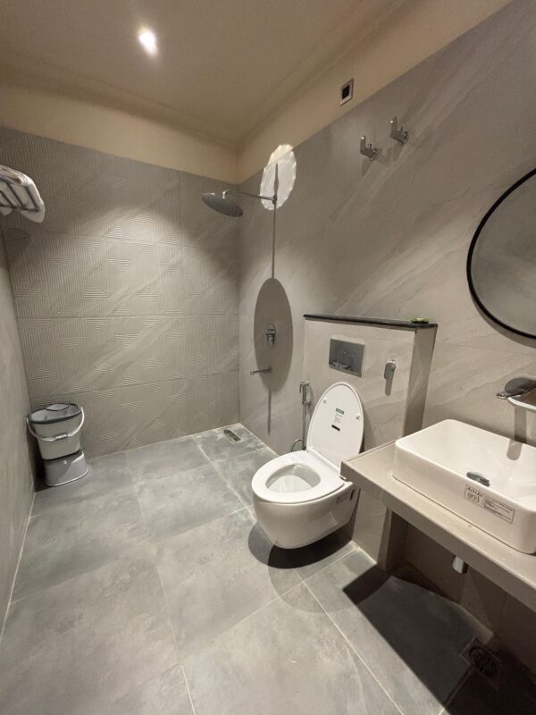 Chokha Mahal Super Deluxe Room Toilet